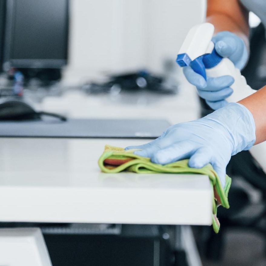 Vaskepersonell rengjør kontorpult