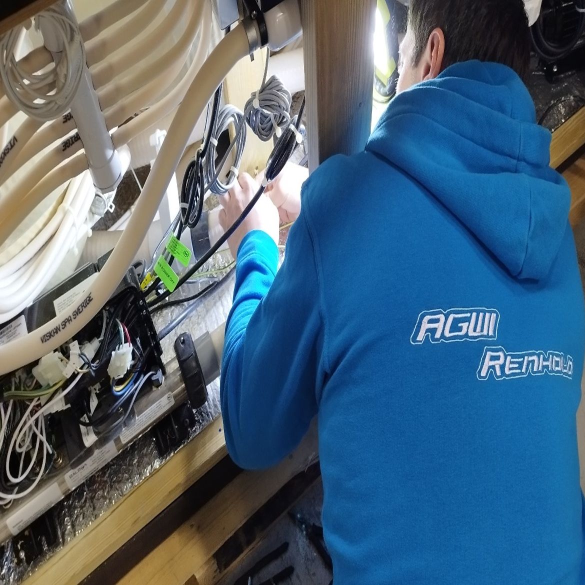 Vaskepersonell rengjør kontorpult