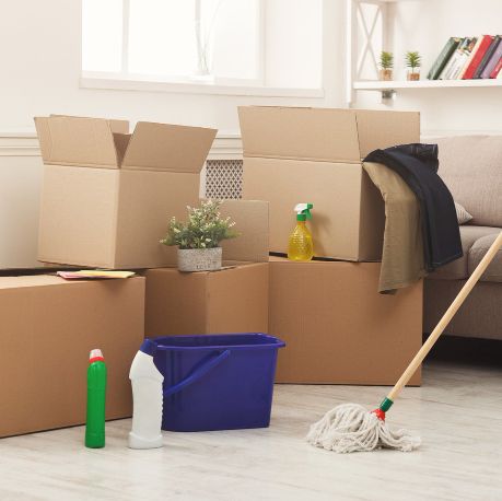 Renholdsutstyr med flyttekasser i bakgrunnen