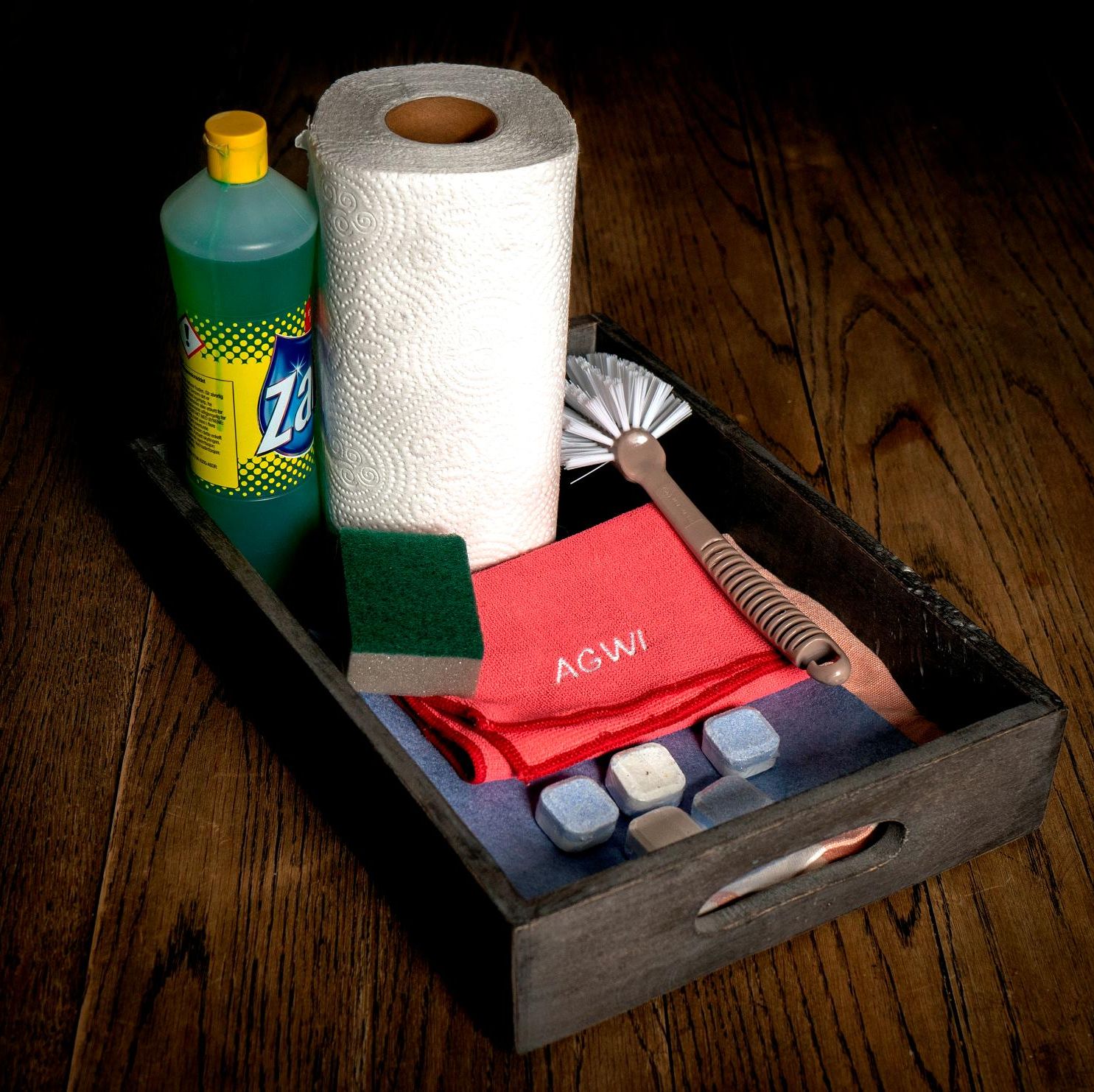 Brett med nytt tørkepapir, Zalo, vasketabletter og oppvaskkost